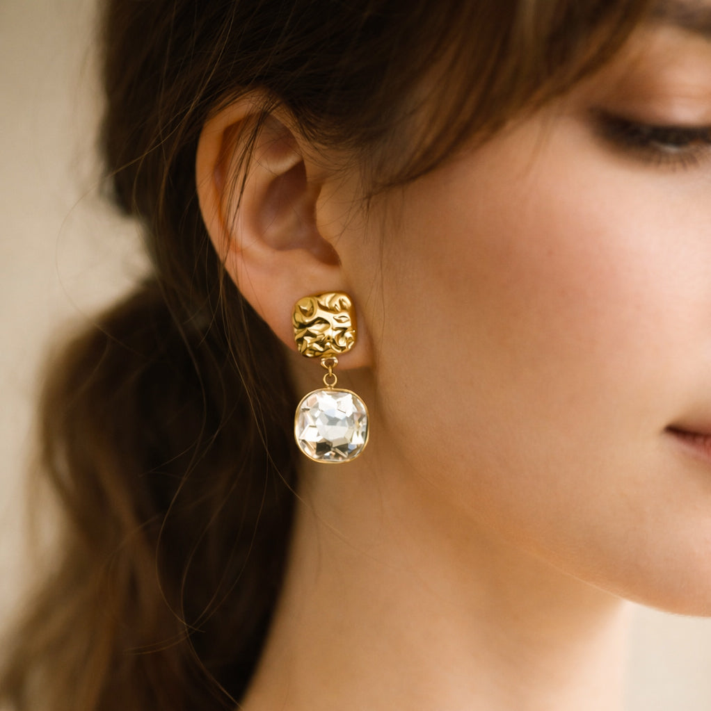 Goldene Edelstahl Ohrringe mit Kristallanhänger, quadratische Ohrstecker gehämmert