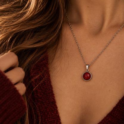Halskette in Silber mit einem dunkelroten Anhänger, Edelstahl
