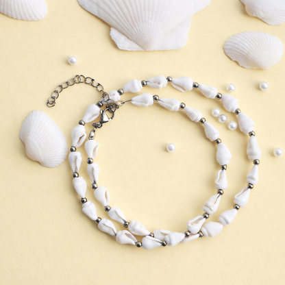 Halskette mit Muscheln und silbernen Perlen aus Edelstahl