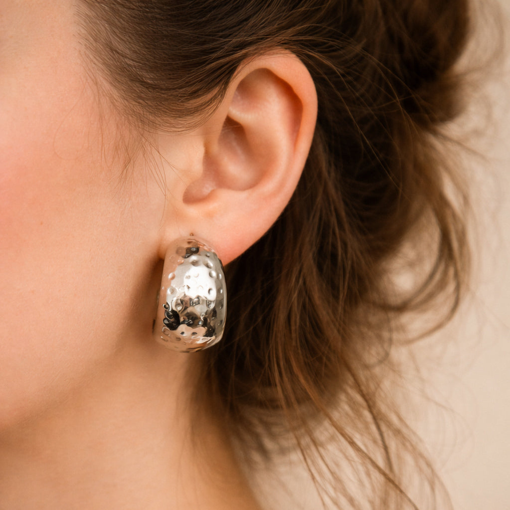 Silberne Creolen mit strukturierter Oberfläche, Edelstahl