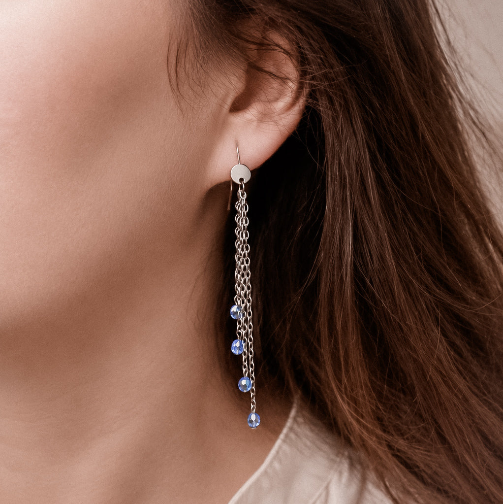 Lange Ohrringe in Silber mit hellblauen Perlen, Edelstahl
