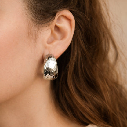 Silberne Creolen mit strukturierter Oberfläche, Edelstahl