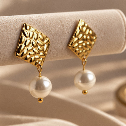 Ohrringe in Gold mit perlweißern Muschelkernperlen, Edelstahl