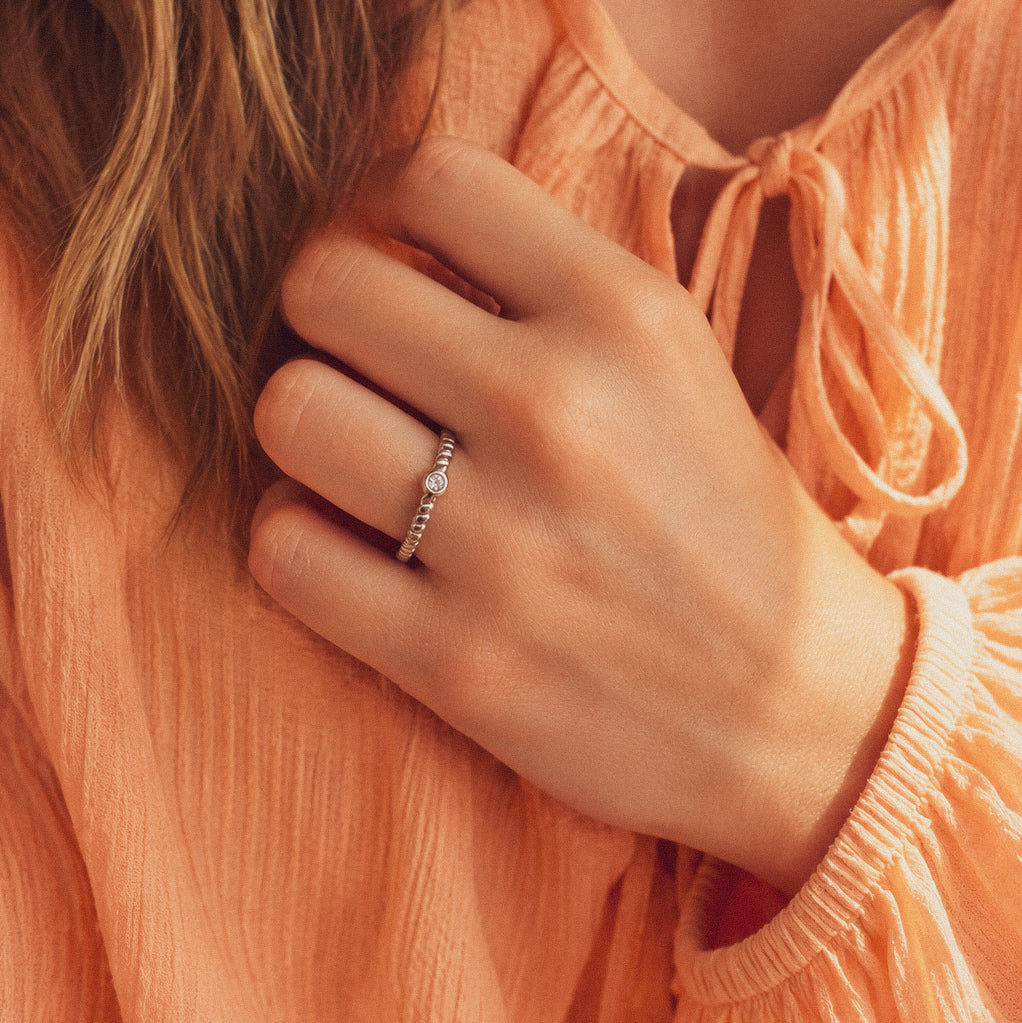 Schlichter Ring aus Edelstahl mit Zirkonia-Stein, Silber, verstellbar