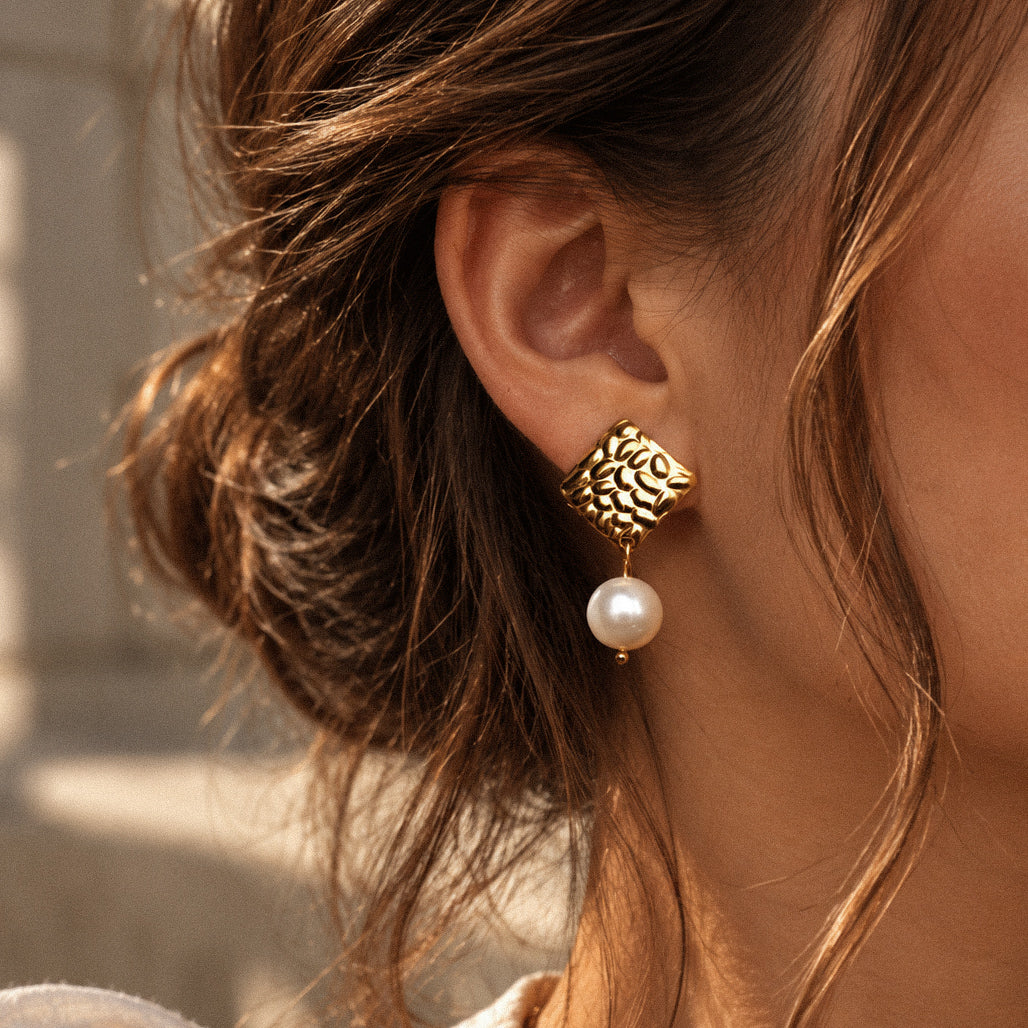 Ohrringe in Gold mit perlweißern Muschelkernperlen, Edelstahl