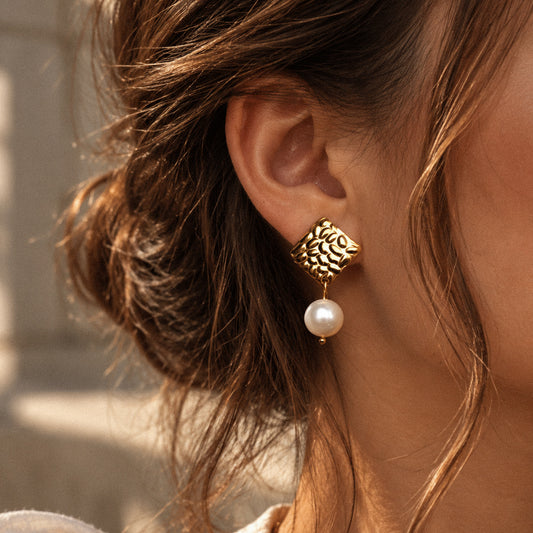 Ohrringe in Gold mit perlweißern Muschelkernperlen, Edelstahl