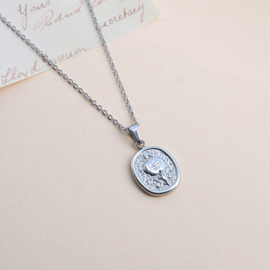 Halskette mit Anhänger geprägte Blume, Silber